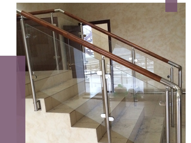 Комбинированные перила из металла и дерева в Луховицах