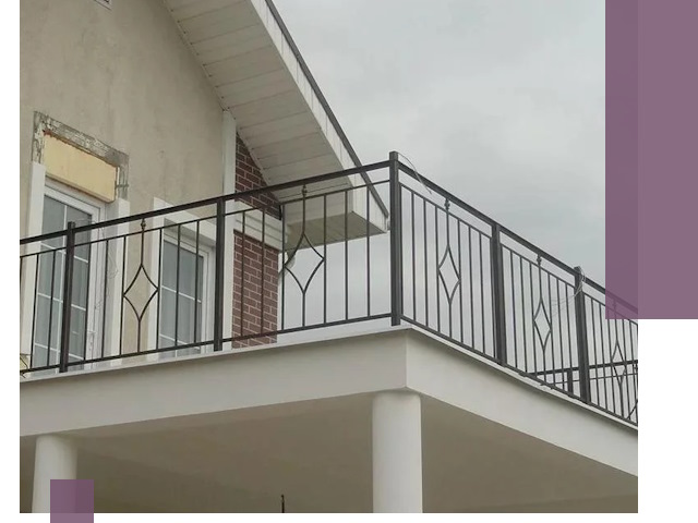 Изготовление балконных ограждений в Луховицах из металла и стекла